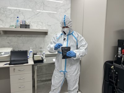 Лабораторія, де проводять ДНК тіл Лабораторія, де проводять ДНК тіл