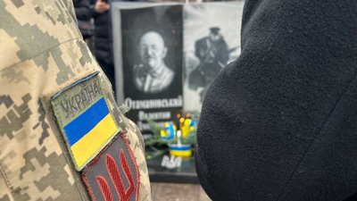 У Харкові освятили пам'ятник на могилі учасника бою під Крутами Валентина Отамановського У Харкові освятили пам'ятник на могилі учасника бою під Крутами Валентина Отамановського