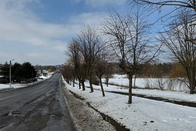 Дорога на вулиці Південно-Кільцевій у Чернівцях біля озера Дорога на вулиці Південно-Кільцевій у Чернівцях біля озера