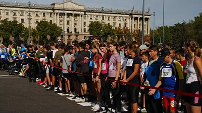 Молодь під час забігу "Дякуємо ЗСУ" до Дня міста. Миколаїв, 12 вересня 2025 року Молодь під час забігу "Дякуємо ЗСУ" до Дня міста. Миколаїв, 12 вересня 2025 року