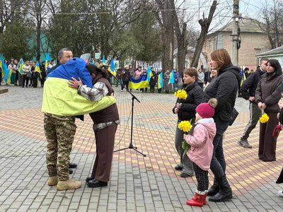 Провів у полоні 1 396 днів: на Одещину повернувся захисник Маріуполя Володимир Костерін Провів у полоні 1 396 днів: на Одещину повернувся захисник Маріуполя Володимир Костерін
