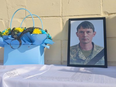 У Полтаві відкрили меморіальну дошку на честь загиблого захисника Миколи Манзенка У Полтаві відкрили меморіальну дошку на честь загиблого захисника Миколи Манзенка