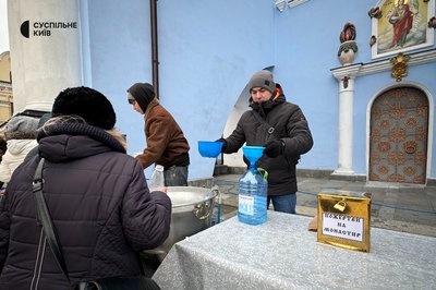 Кияни занурюються у крижану воду: 6 січня відзначається Водохреще Кияни занурюються у крижану воду: 6 січня відзначається Водохреще