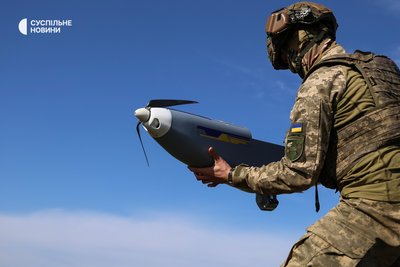 Військовий 34 ОБрБО з позивним "Шок" несе розвідувальний дрон GOR після посадки на позиції на Херсонщині Військовий 34 ОБрБО з позивним "Шок" несе розвідувальний дрон GOR після посадки на позиції на Херсонщині