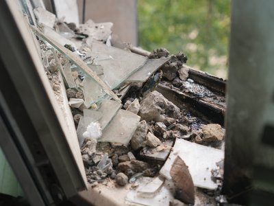 “Взяла пляшки й почала гасити”: безпілотник армії РФ влучив у “хрущовку” у Сумах “Взяла пляшки й почала гасити”: безпілотник армії РФ влучив у “хрущовку” у Сумах