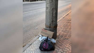 Пакети зі сміттям на вулиці Руській у Чернівцях Пакети зі сміттям на вулиці Руській у Чернівцях