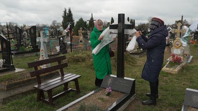 Як прикрашають могильні хрести на Рівненському Поліссі