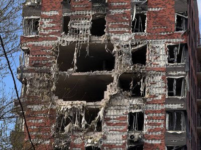 "Бігли роздягнені на парковку" — мешканка багатоповерхівки у Дніпрі, куди влучив дрон РФ