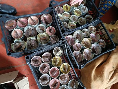 Світло для фронту: вінничанин виготовив понад пів тисячі окопних свічок для військових Світло для фронту: вінничанин виготовив понад пів тисячі окопних свічок для військових