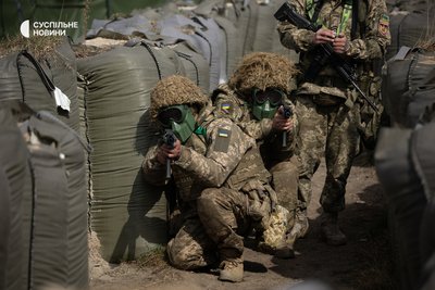 Новобранці під час відпрацювання проходження ділянки малими штурмовими групами Новобранці під час відпрацювання проходження ділянки малими штурмовими групами