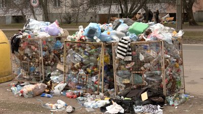 "Хочеться, щоб було чисто": чому у Черкасах переповнені сміттєві баки поблизу будинків "Хочеться, щоб було чисто": чому у Черкасах переповнені сміттєві баки поблизу будинків