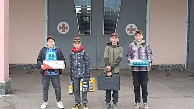 У Житомирі четверо школярів облаштували блокпост і зібрали 20 тисяч гривень для рятувальників У Житомирі четверо школярів облаштували блокпост і зібрали 20 тисяч гривень для рятувальників