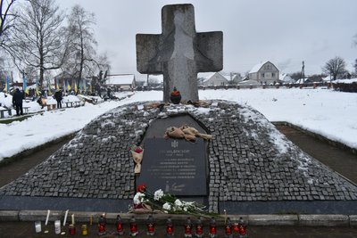 90-і роковини Голодомору: на Житомирщині відкрили тематичні виставки та вшанували пам'ять загиблих від голоду 90-і роковини Голодомору: на Житомирщині відкрили тематичні виставки та вшанували пам'ять загиблих від голоду