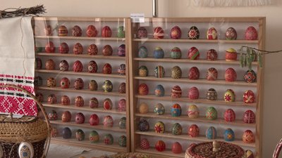 "Крапочки — це зернинки": писанки, традиційні для Рівненщини, представили в обласній бібліотеці