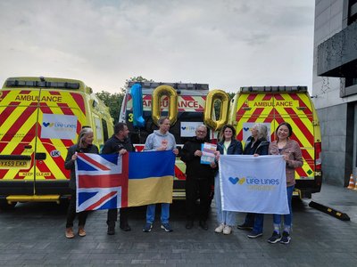 Британські волонтери біля автомобілів швидкої допомоги у Львові Британські волонтери біля автомобілів швидкої допомоги у Львові