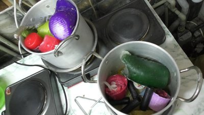 В Ужгороді виготовляють окопні свічки для військових на передовій В Ужгороді виготовляють окопні свічки для військових на передовій