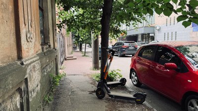 "Вони не їздять, а літають": у Кропивницькому пропонують створити місцеві правила для користування електросамокатами "Вони не їздять, а літають": у Кропивницькому пропонують створити місцеві правила для користування електросамокатами