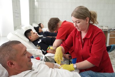 Медична сестра готує людину до здачі крові в Чернівецькому обласному центрі слжуби крові Медична сестра готує людину до здачі крові в Чернівецькому обласному центрі слжуби крові