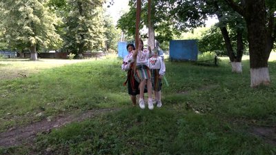 Дівчина на гойдалці: які традиції святкування Трійці збереглися на Новгород-Сіверщині Чернігівської області Дівчина на гойдалці: які традиції святкування Трійці збереглися на Новгород-Сіверщині Чернігівської області