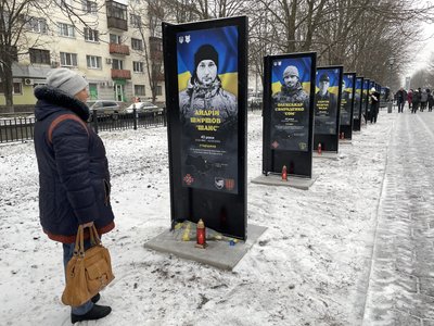 У центрі Полтави відкрили алею із портретами полеглих воїнів У центрі Полтави відкрили алею із портретами полеглих воїнів