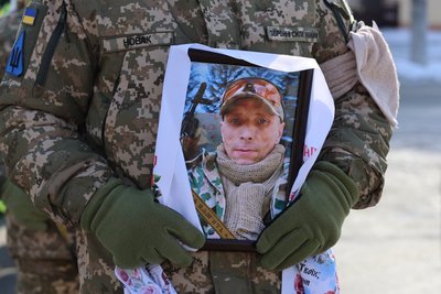 Провели "живим коридором": громада на Черкащині попрощалася із захисником Провели "живим коридором": громада на Черкащині попрощалася із захисником