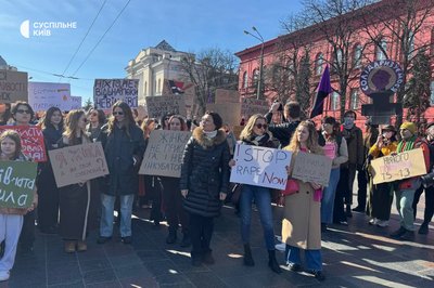 Марш жінок проходить в центрі Києва вперше після вторгнення РФ Марш жінок проходить в центрі Києва вперше після вторгнення РФ