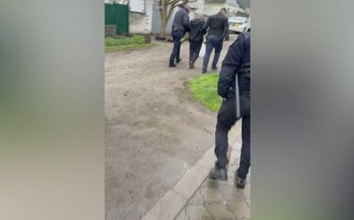 "Вийшов з ножем і пістолетом". У Дніпрі місцевий житель погрожував парамедику, якого викликав на допомогу "Вийшов з ножем і пістолетом". У Дніпрі місцевий житель погрожував парамедику, якого викликав на допомогу