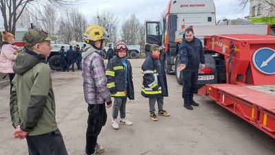 У Житомирі четверо школярів облаштували блокпост і зібрали 20 тисяч гривень для рятувальників У Житомирі четверо школярів облаштували блокпост і зібрали 20 тисяч гривень для рятувальників