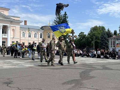 Люди під час прощання із військовим Русланом Грушею