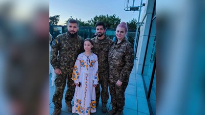 Олександра Данилюк разом із військовими Олександра Данилюк разом із військовими