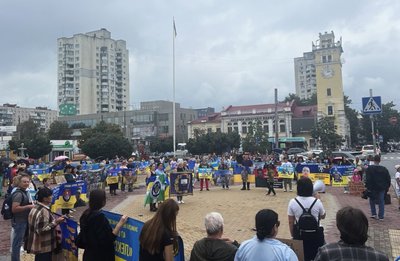 На акцію приходять рідні полонених та безвісти зниклих захисників, а також — небайдужі люди На акцію приходять рідні полонених та безвісти зниклих захисників, а також — небайдужі люди