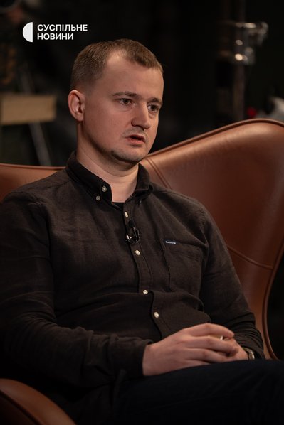Керівник фонду допомоги армії "Повернись живим" Тарас Чмут під час інтервʼю Суспільному, Київ, 20 листопада 2025 року Керівник фонду допомоги армії "Повернись живим" Тарас Чмут під час інтервʼю Суспільному, Київ, 20 листопада 2025 року