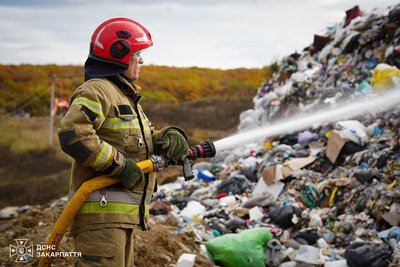Локалізували пожежу на сміттєзвалищі у селі Барвінок біля Ужгорода Локалізували пожежу на сміттєзвалищі у селі Барвінок біля Ужгорода