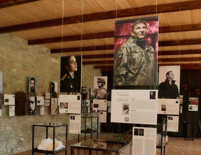 На Хмельниччині триває виставка портретів українських захисників На Хмельниччині триває виставка портретів українських захисників