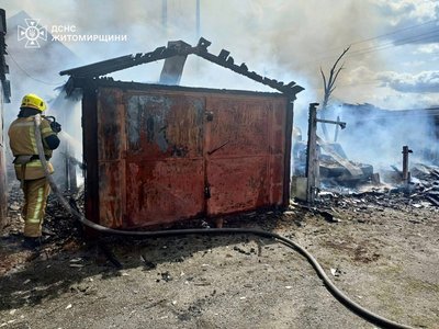 На Житомирщині горіли приватні гаражі — вогонь знищив вісім будівель і автомобіль На Житомирщині горіли приватні гаражі — вогонь знищив вісім будівель і автомобіль