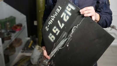 Піротехнік Олександр Осадчий показав залишок російського БПЛА "Герань-2", 6 лютого 2026 року Піротехнік Олександр Осадчий показав залишок російського БПЛА "Герань-2", 6 лютого 2026 року