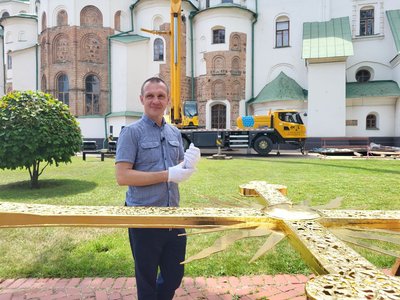 На центральний купол Софії Київської повертають останній відреставрований хрест