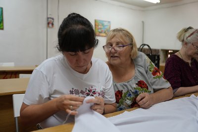 "Я не даю смерті забирати його": рідні зниклих безвісти та полонених вишивають "Рушник додому" "Я не даю смерті забирати його": рідні зниклих безвісти та полонених вишивають "Рушник додому"