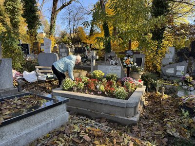 "Головне згадати і пам'ятати про них": як готуються ужгородці до пам’яті померлих "Головне згадати і пам'ятати про них": як готуються ужгородці до пам’яті померлих