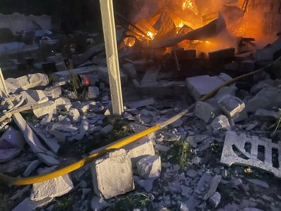 Пожежа у приватному домоволодінні, що виникла через обстріли Росією, Київська область, 2 червня 2023 р. Пожежа у приватному домоволодінні, що виникла через обстріли Росією, Київська область, 2 червня 2023 р.