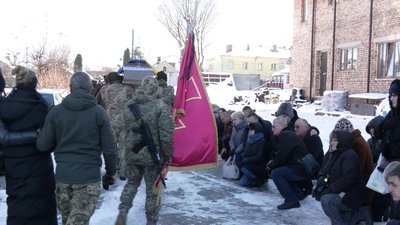 "Залишилась вагітна дружина": у Хмельницькому попрощались із захисником Олегом Власюком "Залишилась вагітна дружина": у Хмельницькому попрощались із захисником Олегом Власюком