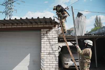 Рятувальники на місці удару РФ у Салтівському районі Харкова Рятувальники на місці удару РФ у Салтівському районі Харкова