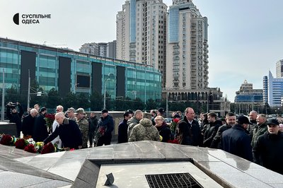 Поклали квіти на площі 10 квітня: в Одесі відзначили 81-шу річницю звільнення від окупації Поклали квіти на площі 10 квітня: в Одесі відзначили 81-шу річницю звільнення від окупації