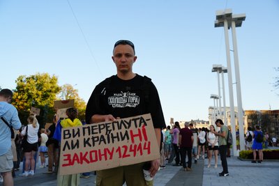 Музикант Євген Володченко (Жека Курган) на акції протесту проти закону №12414 у Харкові, 24 липня 2025 року Музикант Євген Володченко (Жека Курган) на акції протесту проти закону №12414 у Харкові, 24 липня 2025 року