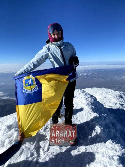 Дівчина з Одещини підняла прапор рідного міста на висоті понад 5 тис. метрів Дівчина з Одещини підняла прапор рідного міста на висоті понад 5 тис. метрів