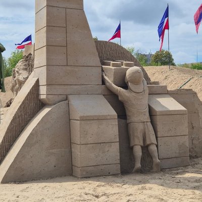 Піщана скульптура полтавця Олексія Поди, яка перемогла на конкурсі у травні, досі стоїть у Латвії Піщана скульптура полтавця Олексія Поди, яка перемогла на конкурсі у травні, досі стоїть у Латвії