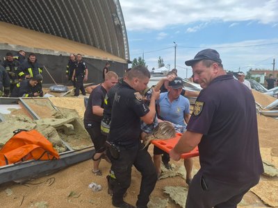 У Рені обвалився склад із зерном: одна жінка загинула У Рені обвалився склад із зерном: одна жінка загинула
