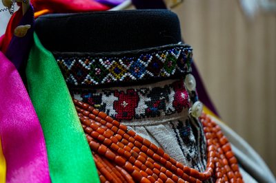 Прикрашали святковий стрій, відповідно до події та статків, коралі, силянки й віночки з воску та сухих квітів Прикрашали святковий стрій, відповідно до події та статків, коралі, силянки й віночки з воску та сухих квітів
