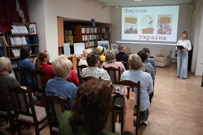 Херсонська майстриня презентувала вишиту книгу з поезіями Михайла Олійника Херсонська майстриня презентувала вишиту книгу з поезіями Михайла Олійника