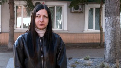Під під'їздами багатоповерхівки у Чернігові цілий рік стоїть вода: хто та як має розв'язати цю проблему